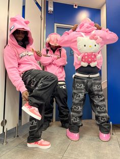 Baggy Hello Kitty Outfit, Matchy Outfit Couple Streetwear, Hello Kitty Streetwear, Hello Kitty Outfit Y2k, Hello Kitty Fits Y2k, Pink And Black Outfit Men, Pink Mens Outfits, Dreadhead Outfits