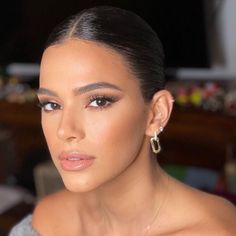 Slight Smokey Eye Make Up, Beach Wedding Bride Makeup, Bridal Makeup For Mexican Women, Soft Glam Make Up Brown Eyes, Simple Wedding Makeup Brown Eyes, Neutral Bridesmaid Makeup Brown Eyes, Natural Bridal Makeup Brown Skin, Formal Makeup Brown Eyes, Formal Makeup Looks Natural