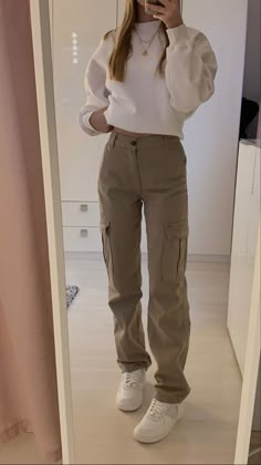 Crop Joggers Outfit, Elegant Cargo Pants, Beige Outfit Ideas Casual, Beige Cargo Winter Outfit, Khaki Pants Winter Outfit, Taupe Cargo Pants Outfit, Cargo Khaki Pants Outfits, Kakhi Pants Outfit Women, Kacki Pants Outfit