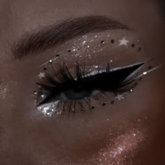 Angelic Eyeshadow, Lolla Makeup, Black Sparkly Makeup, Eyeshadow Looks With Rhinestones, Nasa Makeup, Maquillage Yeux Cut Crease, Sparkle Makeup, Angel Makeup