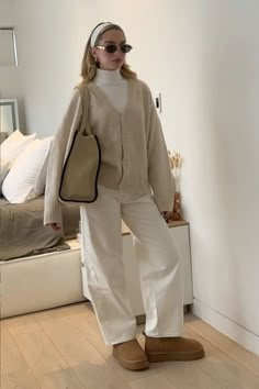 Timeless College Outfits, Adrette Outfits, Birkenstock Outfit, Fest Outfits, Estilo Indie, Skandinavian Fashion, Beige Outfit, Uni Outfits, Uggs Outfit