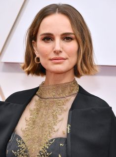 The $5 Dry Shampoo That Gave Natalie Portman French-Girl Waves At The Oscars+#refinery29 Dove Beauty, Short Grunge Hair, Hair Appointment, Brown Blonde Hair, The Oscars, Trending Hairstyles, Natalie Portman, Grunge Hair, Bob Wigs