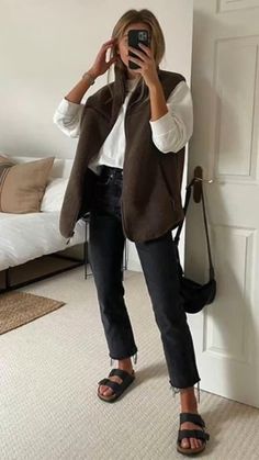 not my personal photos just inspo ideas 🫶🏼 Birkenstock Outfit Chic, Work Birkenstock Outfit, Minimal Sweater Outfit, Office Looks 2023, Vivian Audi Fall Outfits, Cute Casual Sneaker Outfits, White Summer Suits Women, Overall Women Outfits, Cream Wool Cardigan Outfit