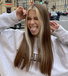 Cute Highlights For Brunettes, Blonde Bangs On Brown Hair, 2 Toned Hair, Bleach Brown Hair, Blonde Underneath Hair, Money Pieces, California Hair, Dark Blonde Hair Color, Blonde Bangs