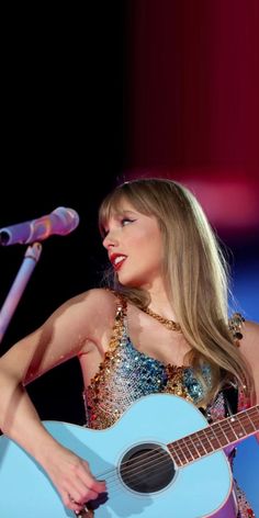 taylor swift performing at the cmt music awards in nashville, tennessee on june 6, 2012