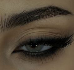 Dark Mysterious Makeup, Arabic Cat Eye Makeup, Dark Makeup For Green Eyes, Cat Eye Halloween Makeup, Medusa Eye Makeup, Cute Cat Makeup For Halloween, Arab Eyeliner, Untouchable Makeup, Medusa Makeup Ideas