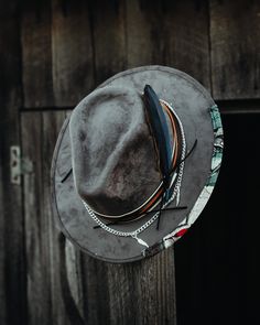 Fedora premiere model MACAW with stainless steel hardware, made of gamuzina (extra fine fabric with peach finish) and an exotic macaw feather. It is an exclusive design of our brand, made in Mexico with top quality materials. You definitely won't go unnoticed Its wing measures 6cm, totally straight makes it a special design. Woman Hats Fashion, Custom Fedora Hat, Macaw Feathers, Cowboy Hat Design, Custom Cowboy Hats, Dirty Hippie, Mens Hats Fashion, Western Gifts, Brim Hats