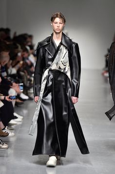 RUNWAY — XIMONLEE Ximon Lee, Deconstruction Fashion, Fashion D, Futuristic Fashion, Tech Fashion, Futurism, Runway Pictures, Fashion Design Clothes, High Fashion Street Style