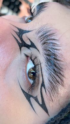 Delineado creado para themeday en MAC #grunge #eyeliner #futuristic #makeup #makeupisart Alternative Eyeliner Ideas, Graphic Design Eyeliner, Graphic Liner On Hooded Eyes, Sharp Eyeliner Look, Wet Liner Makeup, Drip Eye Makeup, Hooded Graphic Eyeliner, Cybersigilism Eyeliner, Colorful Liner Makeup