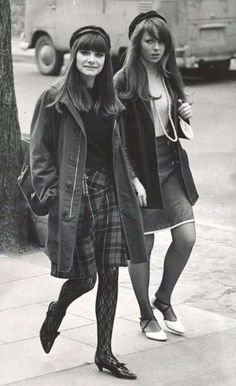 Mod is a subculture that began in the United Kingdom in the 1960s and spread, in varying degrees, to other countries and continues today on... Historical Pics, Swinging 60s, Mod Girl, Fashion 90s