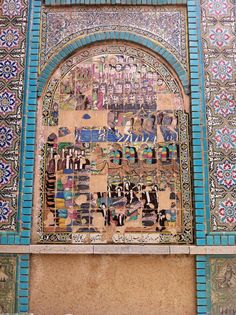 an intricately decorated wall in the middle of a building