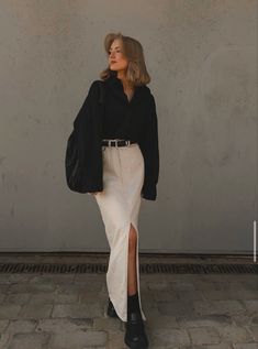 Skirt Outfits Elegant Classy, Black Maxi Skirt Winter Outfit, Outfit With Long White Skirt, White Midi Skirt Outfit, Beige Skirt Outfit, Modest Street Style, Long Skirt For Women, High Waist Long Skirt, Elegant Outfit Classy