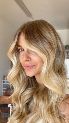 #BlondeHairGoals #BlondeTransformation #HairMakeover #BlondeBeauty #BlondeAmbition #HairInspo #BlondeBombshell #BlondeJourney #NewHairWhoDis #BlondeVibes #HairTransformation #BlondeLife #BlondeHighlights #BlondeObsessed #BlondeMagic Different Shades Of Blonde Balayage, Blonde 2023 Fall, Honey Blonde Lived In Hair, Blonde Hair Ideas 2023, Blonde Without Bleaching, Gold Baylage Hair, Summer Hair Colour Ideas, Blonde Balayage Warm Tones, Low Maintenance Highlights Blondes