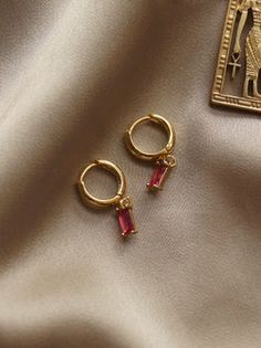 MIRAGE Huggies - Rose Pink *18K Gold-plated – Gabi The Label Jewelry Lookbook, Creative Jewelry, Girly Jewelry, Gold Plated Jewelry, Piercing Jewelry