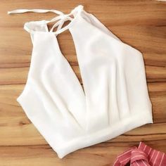 Crop Top Elegante, Diy Clothes Design, Trendy Fashion Tops, Stylish Blouse, Crop Top Outfits, Clothing Hacks, Fashion Sewing