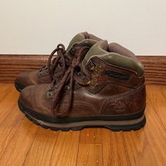 Vintage Timberland boots - authentic - 90’s vintage - leather outer material, soft inner material - some scuffs but overall good condition, good tread 

#hikingboots #tims #vintage #workboots #leatherboots Timberland Boots Women, Timberlands Women, Timberland Boots, Lace Boots, Work Boots, Vintage Leather, Hiking Boots, Women's Boots, Leather Boots