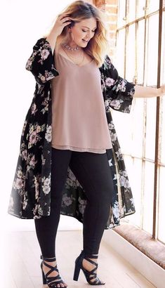 Winter Kimono Outfit, Look Kimono, Simple Spring Outfits, Winter Kimono, Elegant Work Outfits, Cute Work Outfits, Plus Size Kimono, Kimono Outfit, Mode Kimono