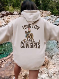 Long Live Cow Girls Hoodie, Western Sublimations Hoodie, Rodeo Fashion Hoodie, Country Western Hoodie, Western Sayings Hoodie, Southern, Country Music Hoodie, Country Girl Hoodie, Retro Graphic Hoodie,Cowgirl Hoodie,Western Hoodie ,Country Girl Hoodie   PRODUCT DETAILS 💫Youth Hoodies do not have drawcord for added safety💫 - Our hoodies are made for comfort with a 50% cotton and 50% polyester blend. - They're built to last with a medium-heavy fabric  (8.0 oz/yd² (271 g/m - Enjoy a relaxed fit a Western Hoodies On Amazon, Cowgirl Look, Wilde Westen, Trendy Hoodies, Vintage Cowgirl, Crewneck Design, Y2k Clothing, Long Live, Girl Sweatshirts