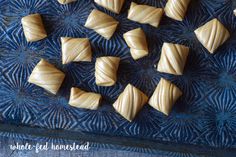 some kind of food that is on a blue tray