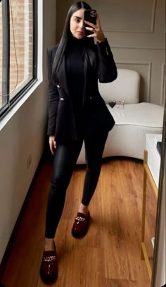 Classy Attire, Professional Outfits Women, Winter Fashion Outfits Casual, Business Casual Outfits For Work, Black Clothing, Foto Poses, Elegante Casual, Rock Punk, Looks Black