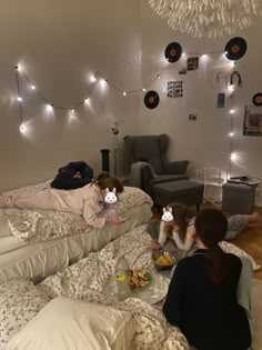 Sleepover Aesthetic Food, Friends Pajama Party Aesthetic, Sleepover Vision Board, Movie Nights With Friends, Sleepover Asthetic Pics, Sleepover 3 People, Girls Movie Night Aesthetic, Roomates Aesthetics Friends, Sleepovers Aesthetic