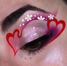 Valentine's day makeup Valentin Idea, Artistic Eyeshadow, Day Eye Makeup, Valentine's Day Makeup, Eyeshadow Designs, Glitter Palette, Heart Makeup, Christmas Eye Makeup