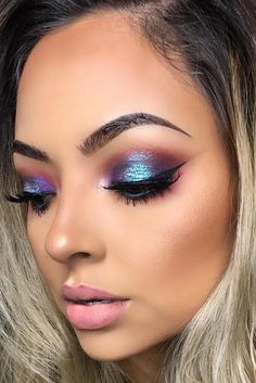 Amazing Glitter Christmas Makeup Ideas ★ See more: http://glaminati.com/glitter-christmas-makeup/ Blue Glitter Eye Makeup, Holographic Eyeshadow, Christmas Makeup Ideas, Christmas Party Makeup, Makeup Cantik, Festival Makeup Glitter, Duochrome Eyeshadow, Sparkly Makeup, Christmas Makeup Look