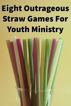 a glass filled with different colored straws next to the words eight outageous straw games for youth ministry