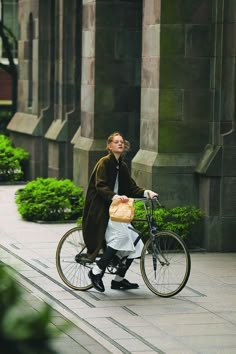 Girl On Bike, 일본 패션, Cycle Chic, Bike Style, Pose Reference Photo, 가을 패션, Japanese Fashion, New Yorker, Pose Reference