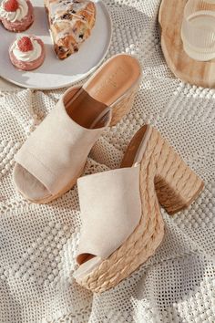 Trendy Footwear, Bridal Sneakers, Platform Slide Sandals, Work Outfits Women Summer, Chic Heels, Chic Sandals, Trending Sandals, Summer Work, Sunny Weather