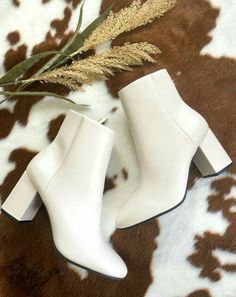 Leather Ankle Boots Outfit, Disco Shoot, Hslot Outfit, White Leather Ankle Boots, White Ankle Boots, Fashion Shoes Heels, Shoes Heels Classy, White Booties, Cowgirl Costume