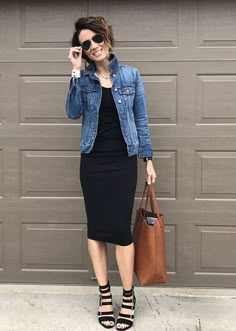 outfits-frio-calor-invierno-primavera-transicion Black Dress And Jean Jacket, Dress And Jean Jacket, Mode Over 50, What Shoes To Wear, Rok Outfit, Mode Tips, Dress With Jean Jacket, Brown Bag, Black Maxi