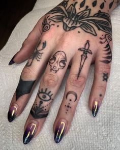 Pinky Promise: 40 Incredibly Cool Finger Tattoos Cool Finger Tattoos, 16 Tattoo, Tattoos Infinity, Finger Tats, Finger Tattoo For Women, Hand And Finger Tattoos, Finger Tattoo Designs, Palm Tattoos, Handpoke Tattoo