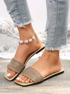 Beach Footwear, Shoes Hack, Comfy Flats, Chic Heels, Stunning Shoes, Slipper Sandals, Beach Look, Shoe Obsession, Canvas Shoes