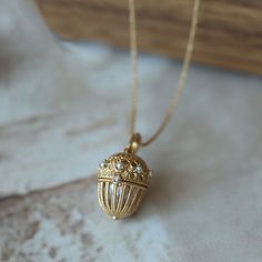 This classic Acorn Locket Necklace is crafted with solid sterling silver, creating a timelessly elegant piece that will look beautiful with any outfit. Its exquisite vintage-style design will add a sophisticated touch to any collection. We don't recommend force-opening the locket as it might cause damage. The pictures shown are for photography purposes. 💎 Materials: 18k Gold Plated over Solid Sterling Silver Body - Hypoallergenic and Tarnish-Free Cubic Zirconia 📐 Length: 40cm + 5cm extension Carved Necklace, Gold Pearl Ring, Silver Bodies, Big Pearl, Purple Pearl, Retro Jewelry, Jewelry Lookbook, Akoya Pearls, Yellow Gold Pendants