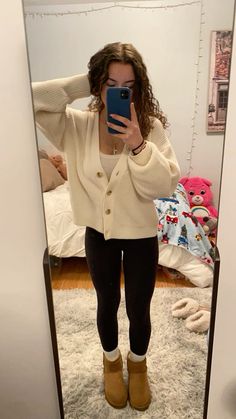 Uni outfit inspo, comfy and warm, love my uggs! Fall Outfit Inspo Leggings, Outfits With White Shoes Sneakers, Winter Outfits Comfy Cute, Outfit Inspo Brunette, Gray Striped Sweater Outfit, Cute Outfits Fall 2024, Fits With Uggs Boots, Cute Blue Outfits For School, Cute And Cozy Fall Outfits