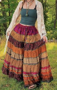 Hippy Outfits Women, Bohieman Outfits, Boho Outfits Dress, Hippe Outfit Aesthetic 70s, Hippy Astetic Outfits, Romani Outfit Aesthetic, Hippie Fairy Outfit, Long Skirt And Hoodie, Hippie Outfit Inspiration