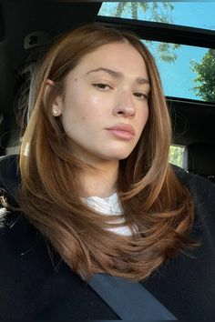 Light Cinnamon Brown Hair Color, Subtle Auburn Hair, Dark Eyebrows Light Hair, Haïr Cut Medium Hair, Warm Medium Brown Hair, Hair For Green Eyes, Light Warm Brown Hair, Mousey Brown Hair, Maple Brown Hair