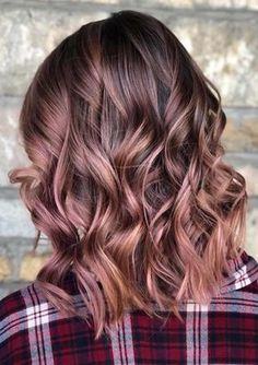 We're going to introducing here the sensational trends of rose gold hair colors and highlights to wear in 2018. This is one of the totally stylish and unique hair color style for ladies to wear in 2018. It has been created for all hair lengths and hair textures. Rose Brown Hair, Brown Hair Trends, Trendy We Fryzurach, Gold Hair Colors, Fall Hair Color For Brunettes, Short Hair Color, Rose Gold Hair, Hair Trend