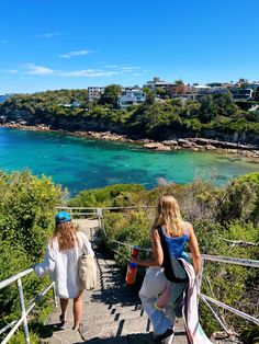 Two girls walking down to the beach in Sydney Australia Travelling To Australia, Bondi To Coogee Walk, Sydney Student Life, Sydney Australia Travel Aesthetic, Things To Do Sydney, Sydney Date Ideas, Sydney Australia Bondi Beach, Living In Sydney Aesthetic, Sydney Australia Beaches