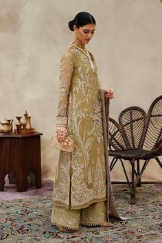 Wedding Dresses Embroidery, Embroidery Borders, Mehndi Style, Suit Salwar, Pakistani Couture, Desi Clothes