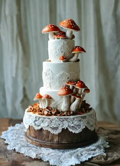 Antique lace and cream icing, wooden base, edible toadstool mushrooms with white chocolate spots Fairy Wedding Cake Ideas, Mushroom Quinceanera Theme, Fairy Core Wedding Cake, Bug Themed Wedding, Mushroom Theme Wedding, Magical Forest Wedding Cake, Mushroom Themed Wedding, Forest Themed Wedding Cake