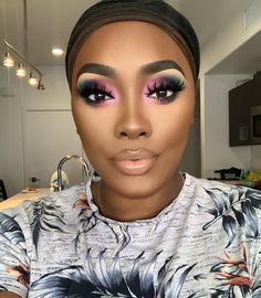 Makeup With Eyeshadow, Applying Eyeshadow, Dewy Makeup Look, Makeup Pics, Brown Girls Makeup, Carnival Makeup, Brown Skin Makeup