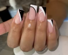 Medium Black French Tip Acrylic Nails, Black French Tip Nails Square Medium, Medium Length Nails Acrylic Coffin Black And White, Black Square Nails Design, Black Outline French Tip Nails Coffin, Short Square Nails Design Ideas, Extra Short Black French Tip Nails, Black Square Nails, French Tip Acrylic Nails