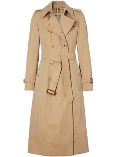 You can't go wrong with a Burberry trench coat. Make yours this long The Chelsea Heritage silhouette, crafted from their signature honey beige gabardine. And be ready to brave all kinds of weather forecasts. Featuring button fastenings at the shoulder, notched lapels, a double breasted front fastening, long sleeves, a belted waist, front pockets, buckle strap cuffs and a long length. POSITIVELY CONSCIOUS: By buying this cotton product from Burberry, you’re supporting more responsibly grown cotto Burberry Trench Coat Long, Burberry Chelsea Coat, Classic Burberry Trench Coat, Trench Coat Png, Burberry Trench Coat Outfit, Trench Coat Burberry, Burberry Trenchcoat, Trench Coat Beige, Women's Trench Coat