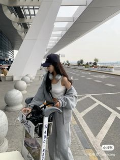 Korean Outfits Airport, White Hat Outfit Ball Caps, Ulzzang Airport, Airport Poses Ideas, Airport Headphones, Airport Photos Ideas, Airport Outfit Korean, Outfit Ideas Korean Style, Korea Life