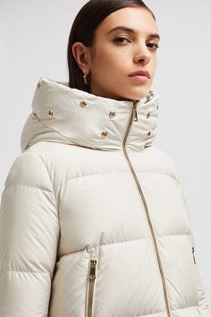 Designed to accompany you throughout the day, the Laichefur down jacket is practical yet feminine. The hooded puffer is crafted from brushed polyester, enhanced by a sophisticated matte finish. Offering adaptable protection, a detachable shearling collar completes the warmer. Personalized Jacket, Outdoor Trekking, Summer Gifts, Cardigan Shirt, Outerwear Outfit, Down Jackets, Ski Pants, Shell Jacket, Dress With Cardigan