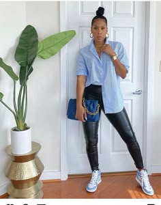 Casual Attire With Sneakers, Classic Asethic Outfits, Raining Day Work Outfit, Black Women Fashion With Sneakers, Jeans Sneakers Outfit Spring, Cute Brunch Outfits With Sneakers, Leggings And Sneakers Outfit Summer, Summer Work Street Style, La Fashion 2023