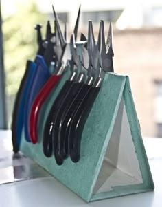 there are many knives in the holder on the table