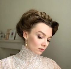 17 Edwardian Hairstyles for Women: Timeless Elegance Redefined English Hairstyles For Women, 1920s Hair Long Updo, Victorian Style Hair Updo, Top Hat Hairstyles, Victorian Short Hairstyles, Edwardian Era Hairstyles, Guilded Age Hairstyle, Victorian Woman Hairstyle, Edwardian Hair Tutorial